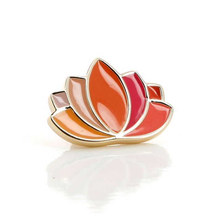 BROCHE LOTUS EMAILLE LAITON DORE