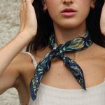 FOULARD SOIE MOTIFS MARINE FLEURS JAUNES